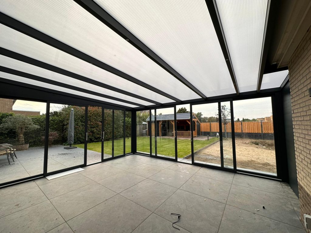 Glazen aluminium veranda met veel daglicht