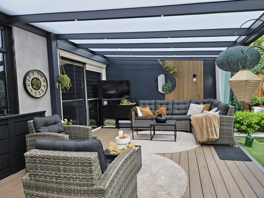 Aluminium veranda met comfortabele loungehoek